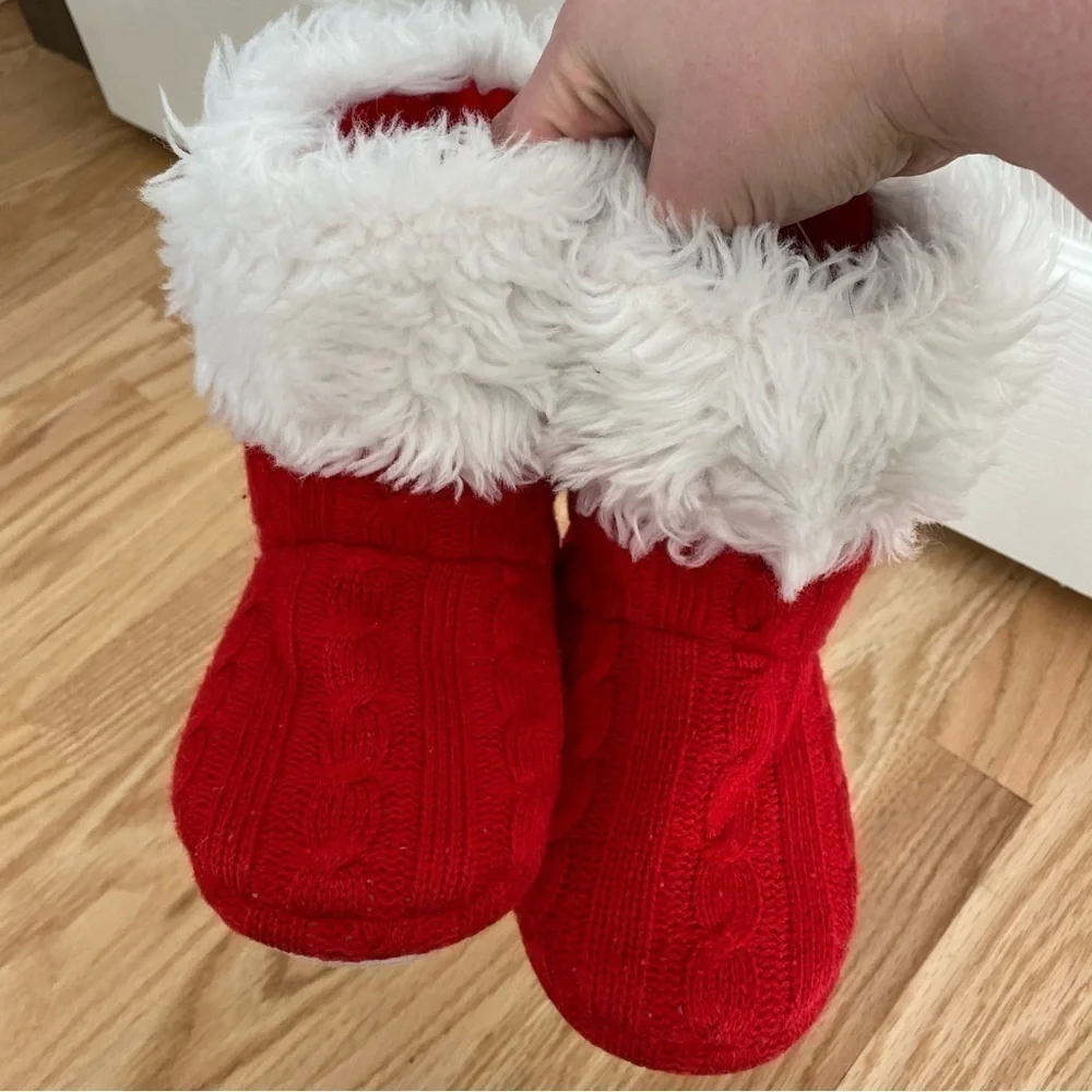 American Girls Red Knit Christmas Slippers Medium 3.5-5 Kids Youth White